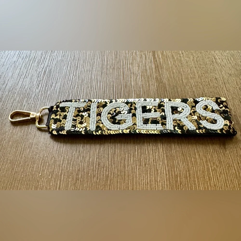 Keychain with gold sequins with white beaded inscription Tigers. New.